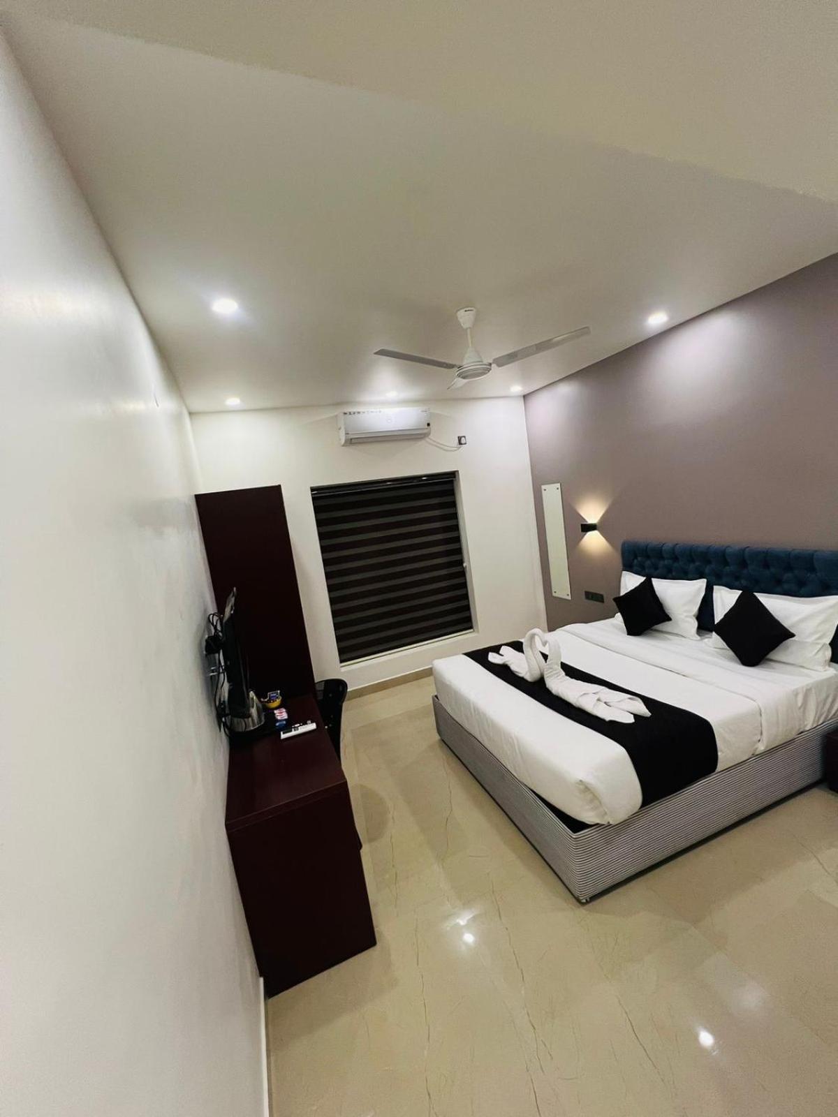 The Lotaz Hotel Kochi Eksteriør billede