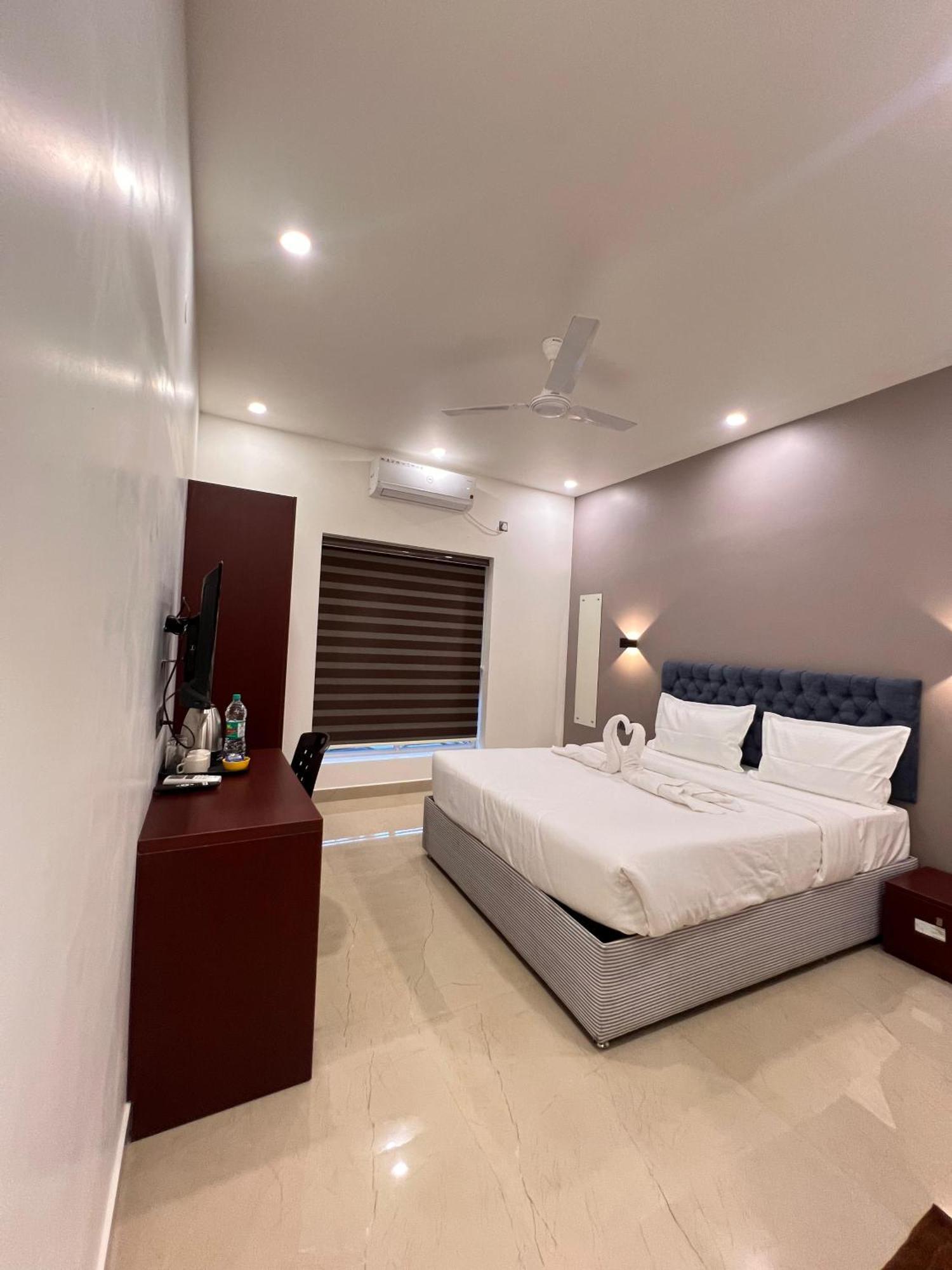 The Lotaz Hotel Kochi Eksteriør billede