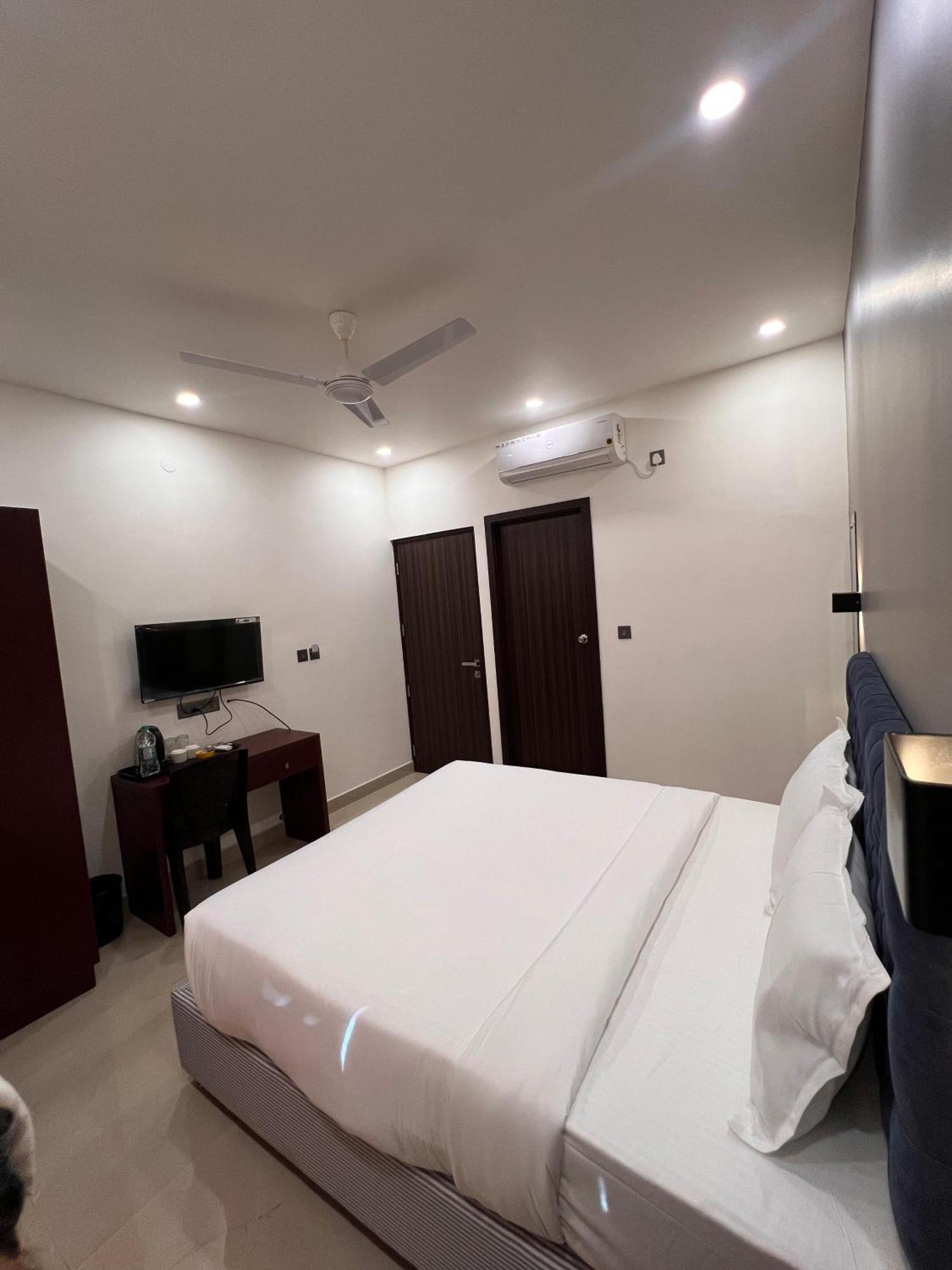 The Lotaz Hotel Kochi Eksteriør billede